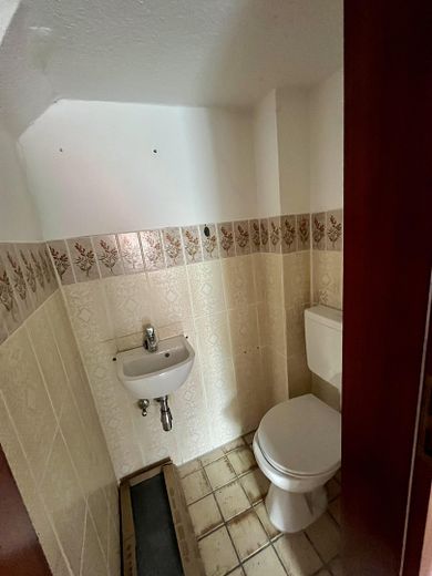 Charmante 4-Zimmer-Maisonette mit Kamin & Einbauküche in Seevetal-Ohlendorf – Gäste WC