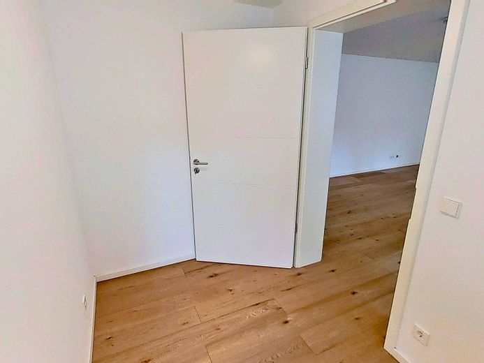 Moderno y espacioso piso de 3,5 habitaciones con TERRAZA y COCINA INTEGRADA en el oeste de Stuttgart – Ansicht II: Schlafzimmer III