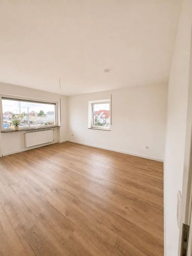 Ankastre mutfaklı, yeni yenilenmiş 2 odalı daire Nürnberg – hemen taşınmaya hazır – Wohnzimmer