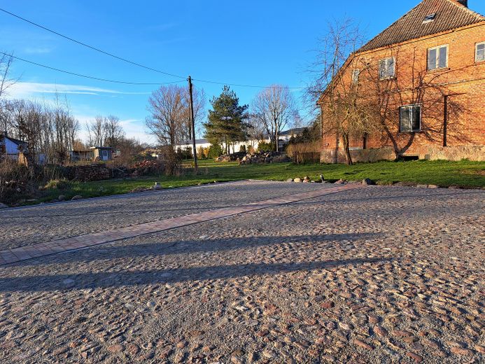 Platz mit Blick auf Baugrundst