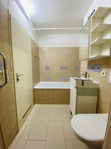 Helle 3-Zimmer-Wohnung mit Einbauküche & Aufzug & West-Loggia in München – Badezimmer 1