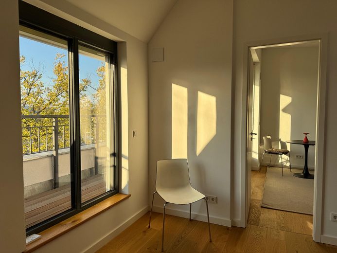 Obra nueva: Ático con terraza orientada al sur y cocina equipada - en Reinickendorf/Mitte – Wohnzimmer - Blick zur Küche