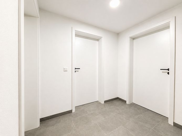 Sin comisión | Casa unifamiliar moderna con piscina y lounge | Orientación sur | Cerca de la A9 – Kellerflur