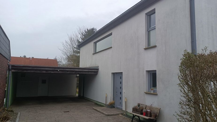 Architektenhaus mit Naturteich, Sauna, Solar + vielseitigem Nebengebäude – Doppelcarport
