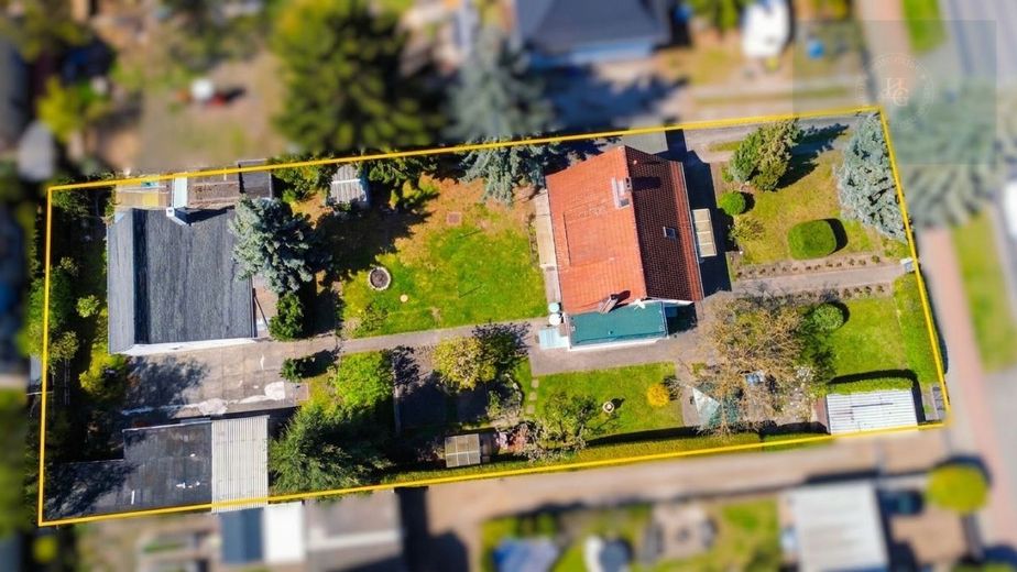 Charmantes Einfamilienhaus und Gartenhaus auf großem Grundstück – Luftbild