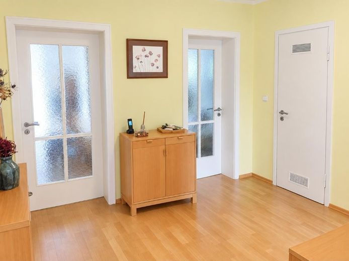 Appartement calme de 4 pièces situé dans un emplacement privilégié de Munich-Großhadern avec loggia exposée au sud – Flur