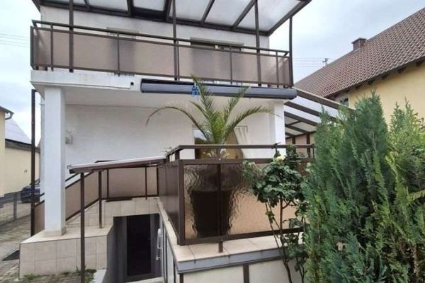Chic & modern: Semi-detached house with garden and rentable 2-room kitchen-bathroom apartment in Lu-Oggersheim