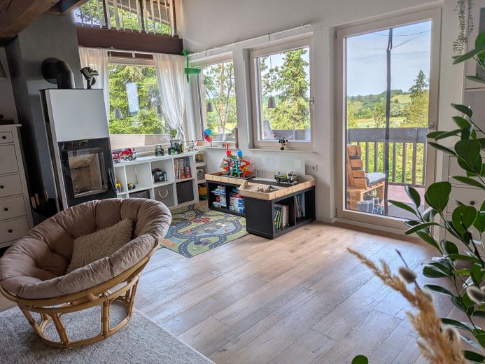 Casa unifamiliare modernizzata in una posizione naturale da sogno – vista libera – Wohnzimmer