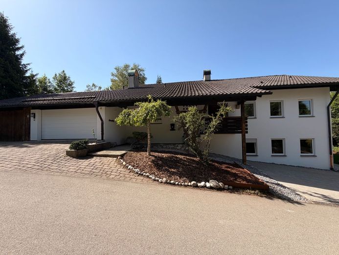 Traumhaftes Einfamilienhaus mit Einliegerwohnung in Grabenstätt – Ansicht 1
