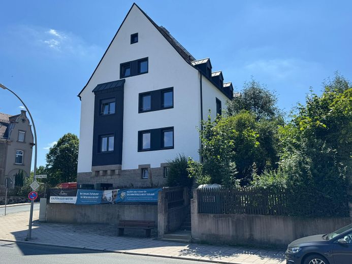 Erstbezug - Sanierte 3-Zimmer DG Wohnung mit Panoramablick – Hausansicht