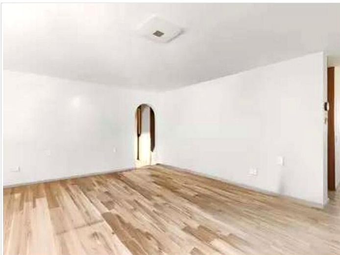 125 m² w Leo.-Warmbronn: 4,5 pokoju, balkon od południa, garaż i miejsce parkingowe – bez prowizji – Wohnzimmer – Originalzustand