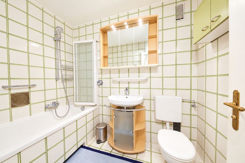 Ruhige 3-Zimmer-Wohnung in Harlaching mit zwei Balkonen und Grünblick – Badezimmer mit Badewanne
