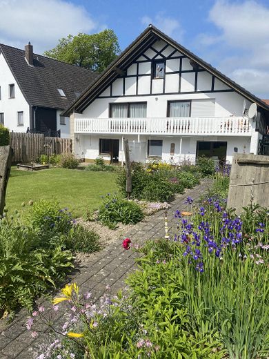 Wohntraum - Gepflegtes, großzügiges Zweifamilienhaus in Fürstenberg (Bad Wünnenberg) – Ansicht Haus aus dem Garten