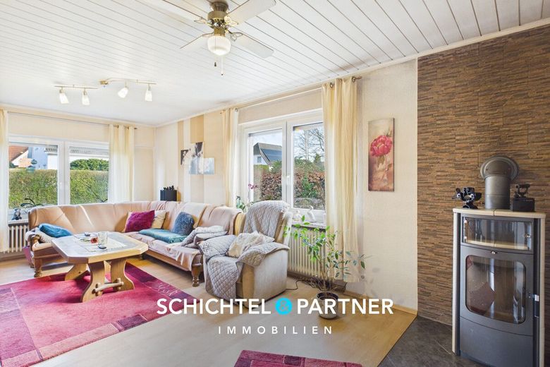Hambergen | Freistehendes Einfamilienhaus mit Kamin und großem Grundstück – S&amp;P | Wohnzimmer