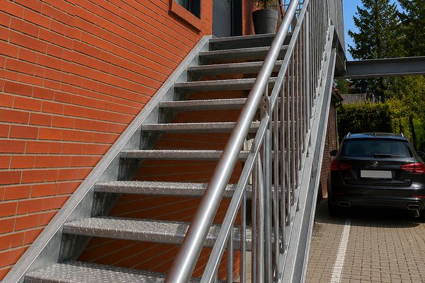 80 m² Ausbauwohnung in Hage – günstige Miete gegen Eigenleistung