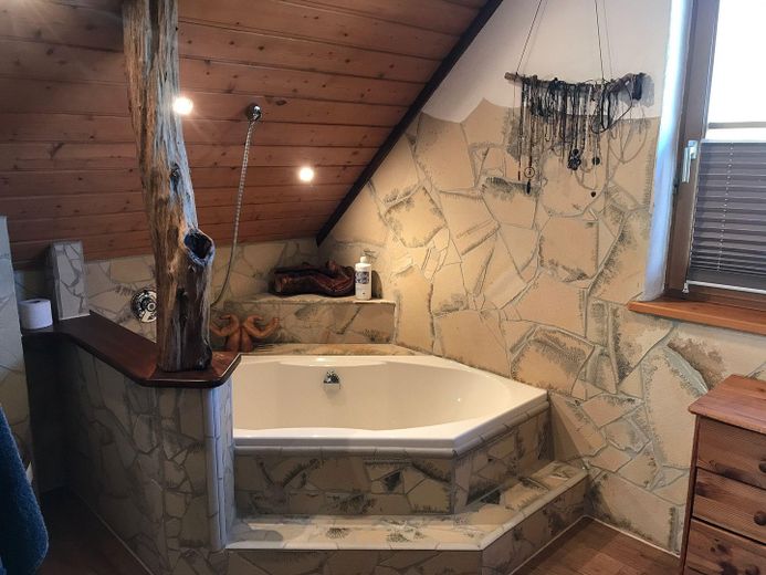 Bad mit Dusche und Wanne im OG