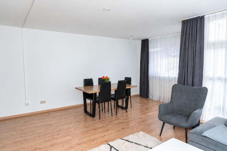 Hausham’da balkonlu 2 odalı dubleks daire – yaklaşık 63 m², komisyonsuz, yaklaşık 01.01.27’den itibaren kullanılabilir – Essbereich