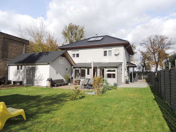Energieeffizientes Traumhaus - Flexibles Raumkonzept mit Einliegeroption – Hausansicht aus dem Garten