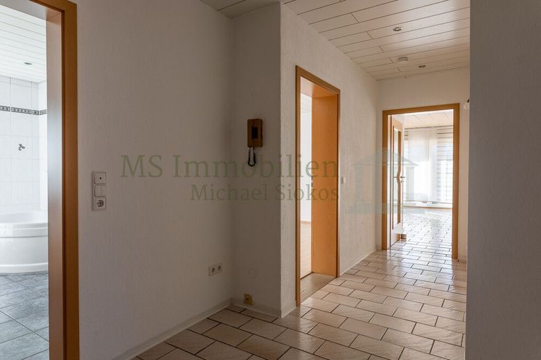 *** Charmante 4-Zimmer-Hochparterre-Wohnung mit Terrasse und Garten *** – Flur