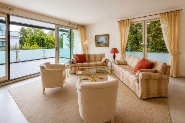 Einzigartige Etagenwohnung mit großem Balkon