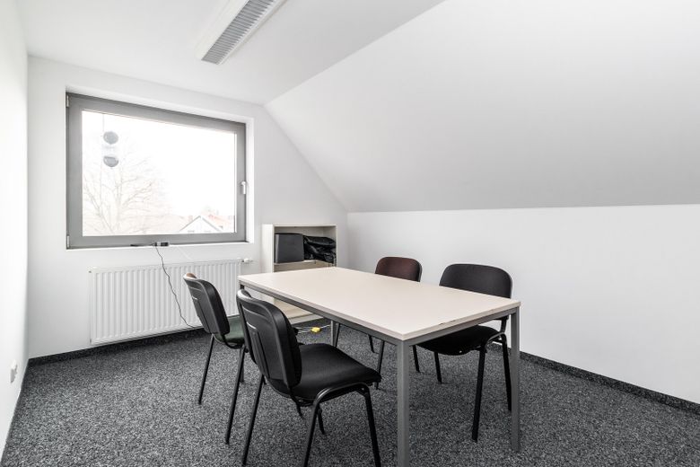 Representatieve bedrijfslocatie met showroom, productie, werkplaats en opslaghal te huur – 2. OG Büro