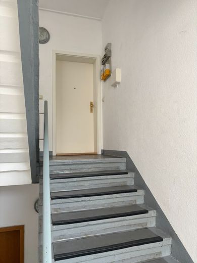 leerstehende möblierte 2-Zimmer-Wohnung mit Balkon im Stadtzentrum von Gera - ca. 47m² zur Kapitalanlage oder Eigennutzung – 260514_ETW_2.OG_rechts_LJS20_G_Bilder_007_Treppenhaus_Wohnungstuer