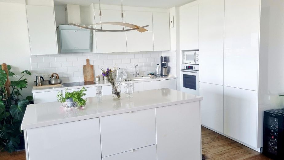 Moderne Küche mit Insel