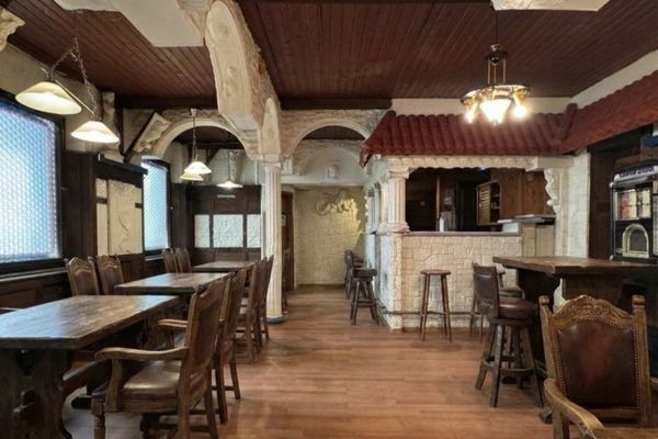 Commercio (105m²) e abitazione (65m²) riuniti vicino al centro; grezzo urbano per visionari