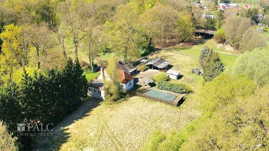 ***Natur &amp; Freiraum - Einfamilienhaus mit großem Grundstück in idyllischer Lage*** – Luftbild