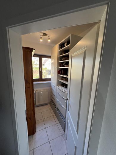 Moderne 4-Zimmer Maisonette-Wohnung mit Balkon und Tiefgarage in Nidderau Eichen – Zusätzliche Abstellkammer
