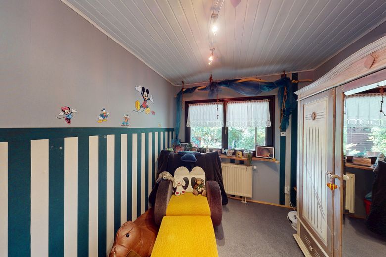 Traumhaus mit Zukunft: Zweifamilienhaus mit Einliegerwohnung, Wärmepumpe & PV-Anlage – Kinderzimmer EG