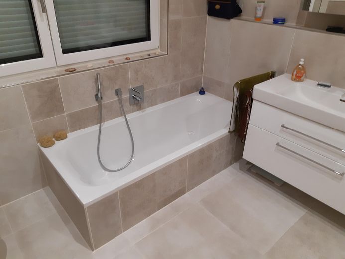 SENZA PROVVIGIONE: Moderna casa in legno "a basso consumo energetico A+" su terreno in enfiteusi nella splendida regione del Chiemgau – Badezimmer im OG-2