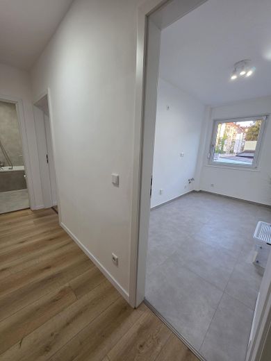Frisch kernsanierte 3-Zimmer-Wohnung in Nürnberg | 67 m² | Garage im Innenhof – Flur