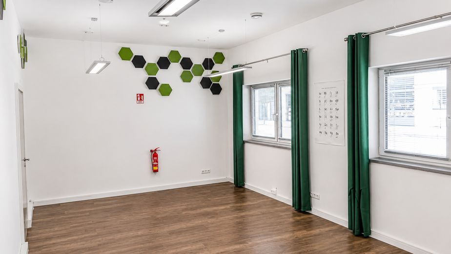 Eigenständige, hochwertige Gewerbeeinheit mit Halle, Büros & Galerie – direkt an der B12 – 24_Büro_EG_2_35qm_teilbar