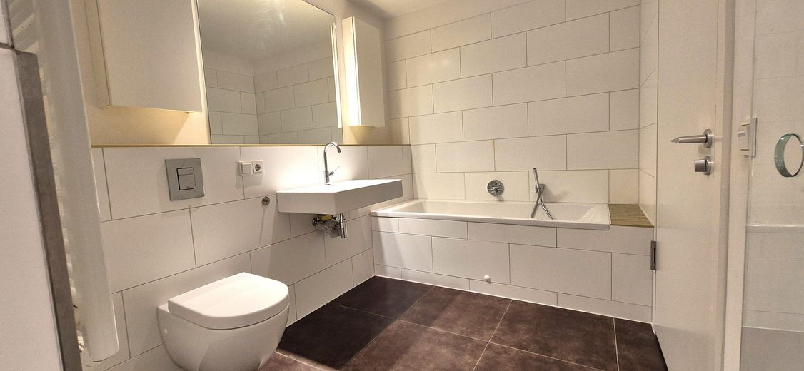 Un cadre de vie exclusif au bord de la Spree – Appartement meublé de 2 pièces (97m2) sur la presqu’île de Stralau – Badezimmer/Bathroom_1
