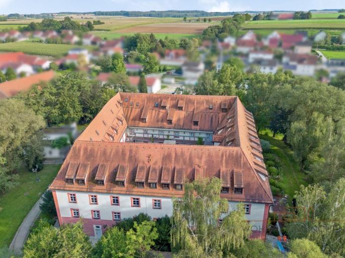Regensburg bölgesinde nadir bulunan bir fırsat
Tarihi Gebelkofen su şatosunda 2 odalı zemin kat dairesi – Photo 1
