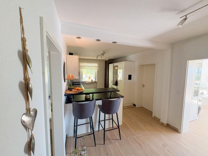 Provisionsfrei - Wohnen wie im eigenen Haus: 120m² mit Garten, Traum-Weitblick & Wellness-Faktor – Küche/Flur