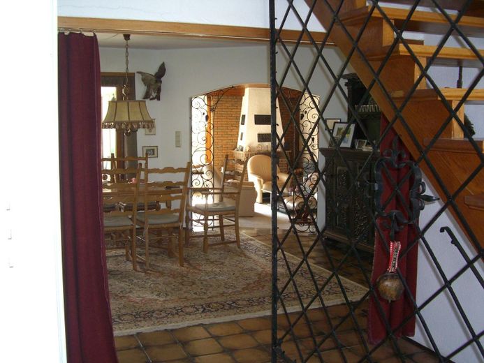 8-Zi.-Wohnhaus mit schönem Garten (1.400 qm) in Marburg-Schröck, courtagefrei – Blick Eingang in Diele/WoZi EG