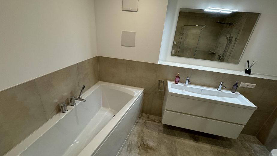 Exklusive 4,5-Zimmer-Wohnung 2 Balkone und EBK – Hauptbad
