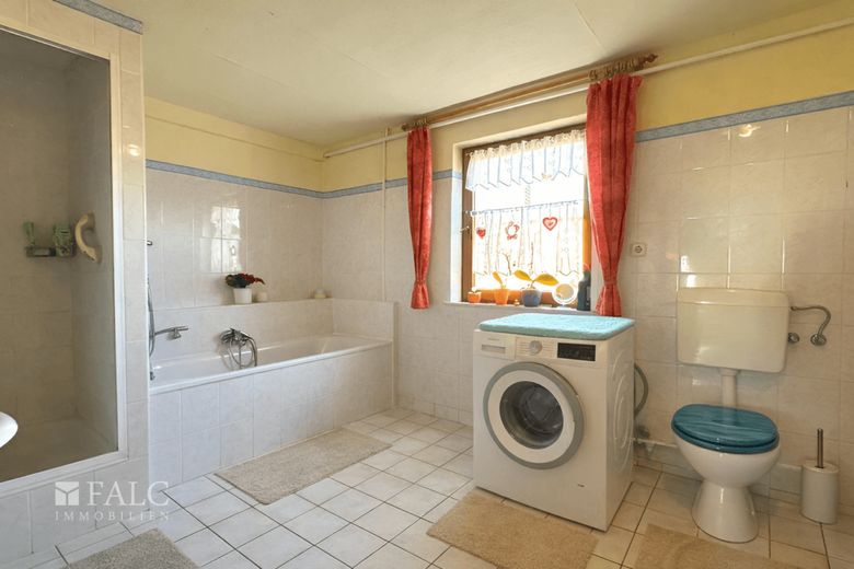 ***Einfamilienhaus in ruhiger Lage auf großem Grundstück - viel Raum für Ihre Ideen*** – Badezimmer