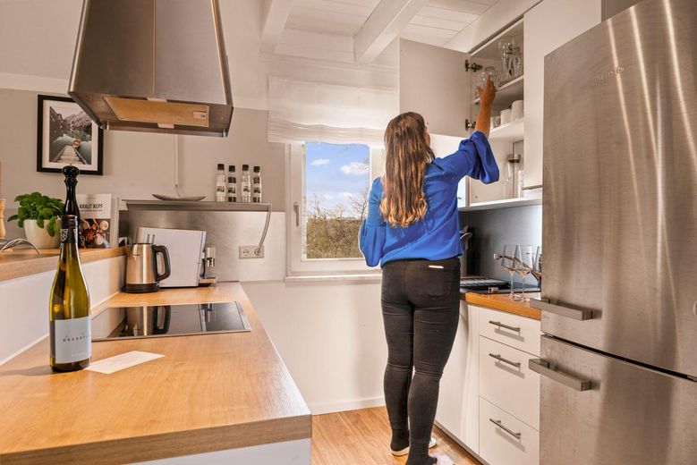 Wohnen auf Zeit am Bodensee: möblierte 2,5-Zimmer-Wohnung mit großem Balkon, Strand in 3 Gehminuten – Foto 4