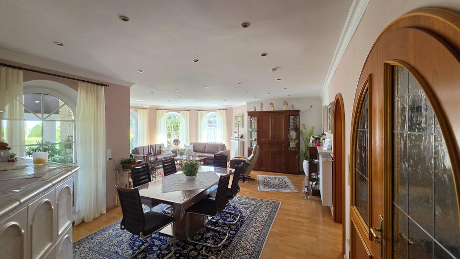 Provisionsfreies, schönes Haus mit Hauptwohnung + 2 Einliegerwohnungen. Mit schönem Garten – Wohn-/Esszimmer 1
