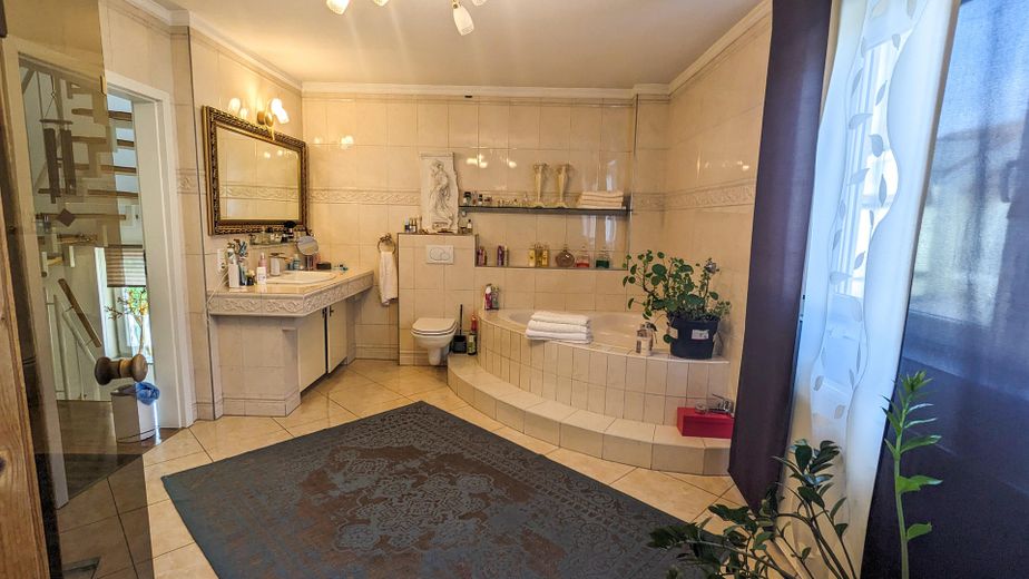 Großzügiges Badezimmer.