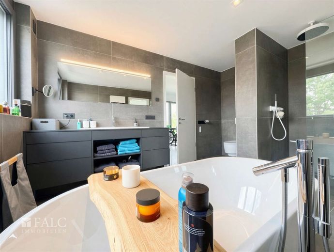 Luxus trifft Privatsphäre - Exklusive Villa mit Pool in begehrtester Lage von Worms – Badezimmer Obergeschoss