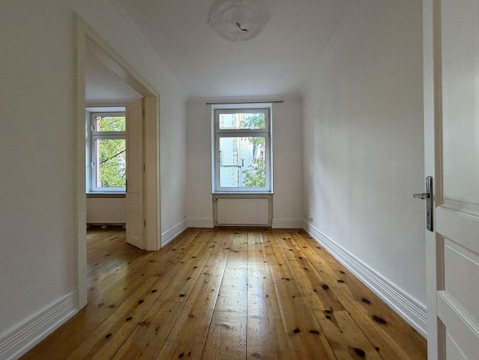 Appartement ancien de 3,5 pièces dans le Nordend avec balcon, cuisine équipée et plafonds de 3 m de hauteur – Zimmer 2