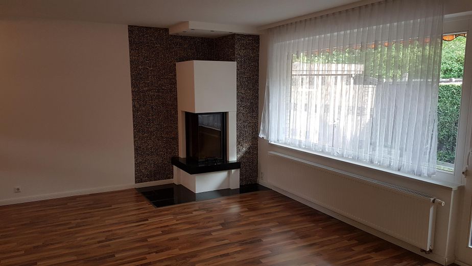 Maison mitoyenne de bout bien entretenue à Fleestedt directement au Höpen – Wohnzimmer / Kamin