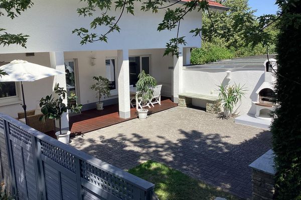 Vivere in tranquillità e ben collegati – porzione di bifamiliare con terrazza soleggiata a Wehrheim/Obernhain
