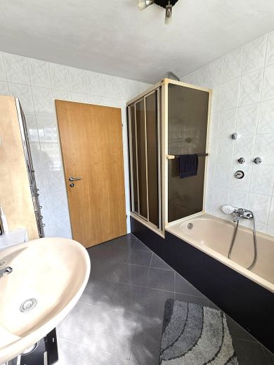 Placement financier avec perspectives – 2 logements loués + parking souterrain | 135 m² | 17.640 € de loyer annuel hors charges – 3,5-Zi.WHG - Bad
