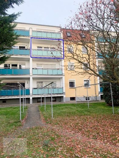 ***AB SOFORT ZU VERKAUFEN*** 1-Raumwohnung mit großzügigem Balkon, Einbauküche und Tageslichtbad mit Dusche – Außenansicht mit Balkon