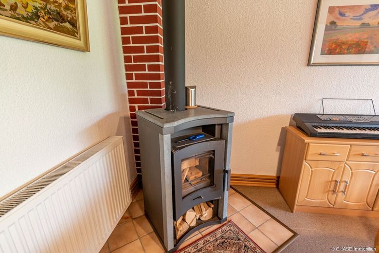 Traumhaftes Grundstück im ehemaligen Wochenendgebiet mit Massiv-Einfamilienhaus in Rehburg! – Kaminofen